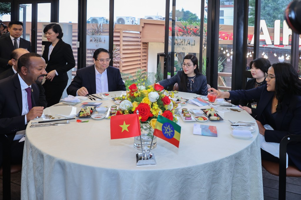Thủ tướng Phạm Minh Chính và Phu nhân mời Thủ tướng Ethiopia và Phu nhân dùng các món ngon đặc trưng của Hà Nội và Việt Nam, trong đó có món phở gà; đồng thời giới thiệu về văn hóa ẩm thực Việt Nam - Ảnh: VGP/Nhật Bắc