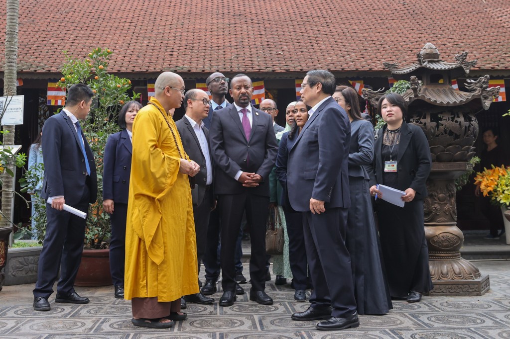 Thủ tướng Phạm Minh Chính giới thiệu với Thủ tướng Ethiopia và Phu nhân về chùa Trấn Quốc - Ảnh: VGP/Nhật Bắc