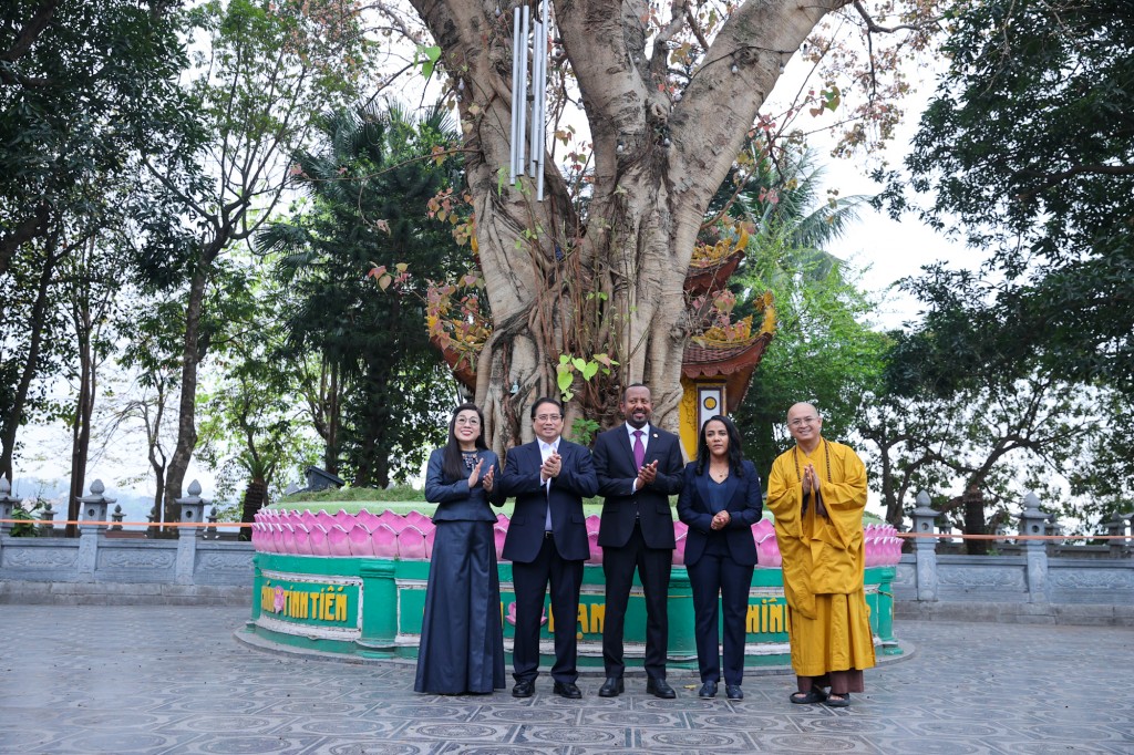 Thủ tướng Phạm Minh Chính và Phu nhân cùng Thủ tướng Ethiopia Abiy Ahmed Ali và Phu nhân tham quan chùa Trấn Quốc - Ảnh: VGP/Nhật Bắc