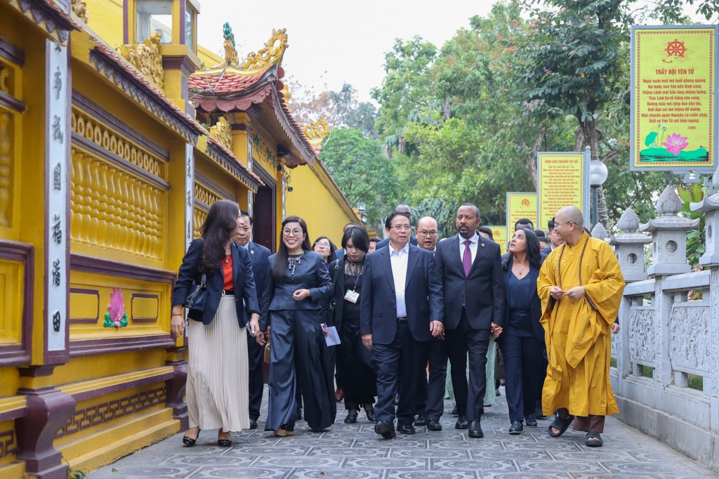 Thủ tướng Phạm Minh Chính giới thiệu với Thủ tướng Ethiopia và Phu nhân về chùa Trấn Quốc - Ảnh: VGP/Nhật Bắc