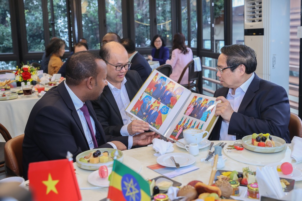 Thủ tướng giới thiệu với Thủ tướng Ethiopia các hình ảnh về chuyến thăm của Thủ tướng Ethiopia tại Việt Nam - Ảnh: VGP/Nhật Bắc