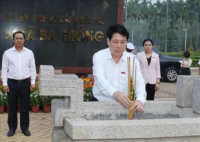 Chủ tịch nước Lương Cường dâng hương tưởng niệm đồng bào, chiến sĩ tại Khu Di tích lịch sử quốc gia Ngã Ba Giồng. Ảnh: Lâm Khánh/TTXVN