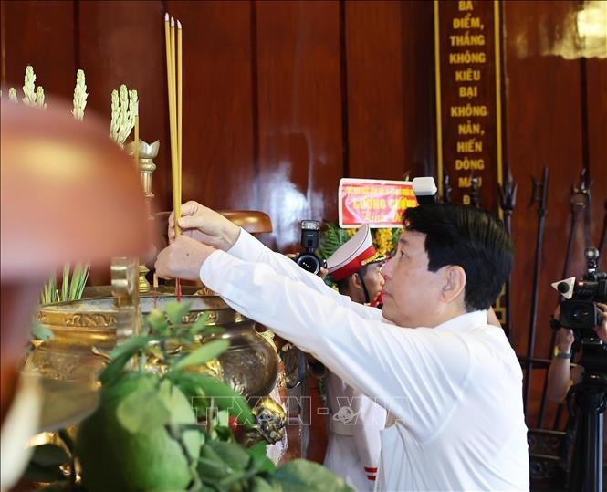 Chủ tịch nước Lương Cường dâng hương tưởng niệm đồng bào, chiến sĩ tại Khu Di tích lịch sử quốc gia Ngã Ba Giồng. Ảnh: Lâm Khánh/TTXVN