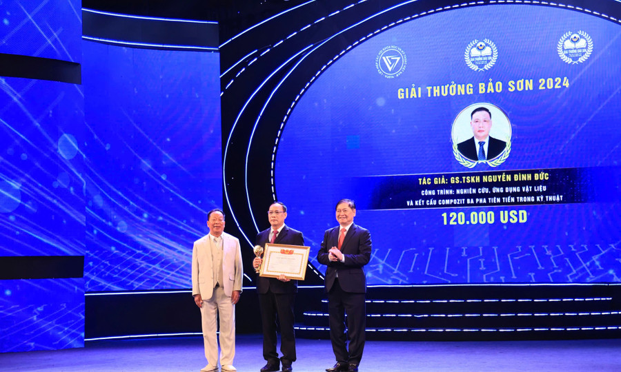 GS.TS Nguyễn Đình Đức tại lễ trao giải. z6591879998239-27af78c03e6c182c0c0d5a4ad219afe5.jpg