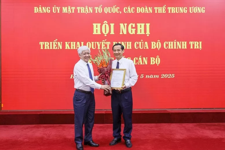 Ông Đỗ Văn Chiến, Bí thư Đảng ủy MTTQ, các đoàn thể Trung ương, Chủ tịch Ủy ban Trung ương MTTQ Việt Nam trao quyết định cho ông Nguyễn Thái Học. Ảnh: Quang Vinh Ông Đỗ Văn Chiến, Bí thư Đảng ủy MTTQ, các đoàn thể Trung ương, Chủ tịch Ủy ban Trung ương MTTQ Việt Nam trao quyết định cho ông Nguyễn Thái Học. Ảnh: Quang Vinh