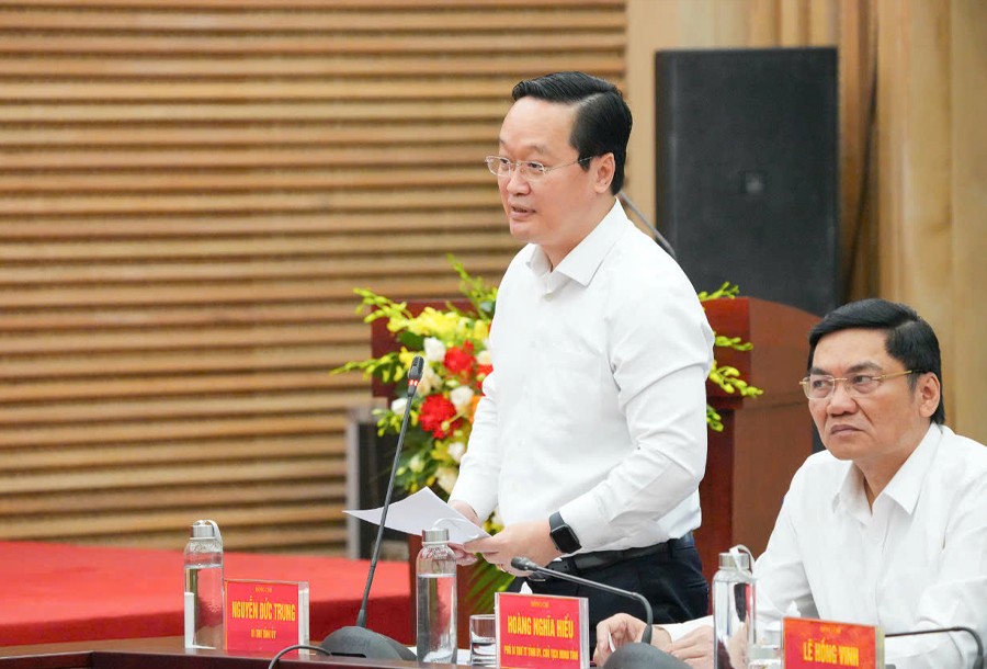 Đồng chí Nguyễn Đức Trung - Bí thư Tỉnh ủy Nghệ An báo cáo tình hình, kết quả thực hiện Nghị quyết Đại hội Đảng toàn quốc lần thứ XIII, Nghị quyết Đại hội Đảng bộ tỉnh lần thứ XIX và một số nhiệm vụ trọng tâm năm 2025. Ảnh: Thành Cường