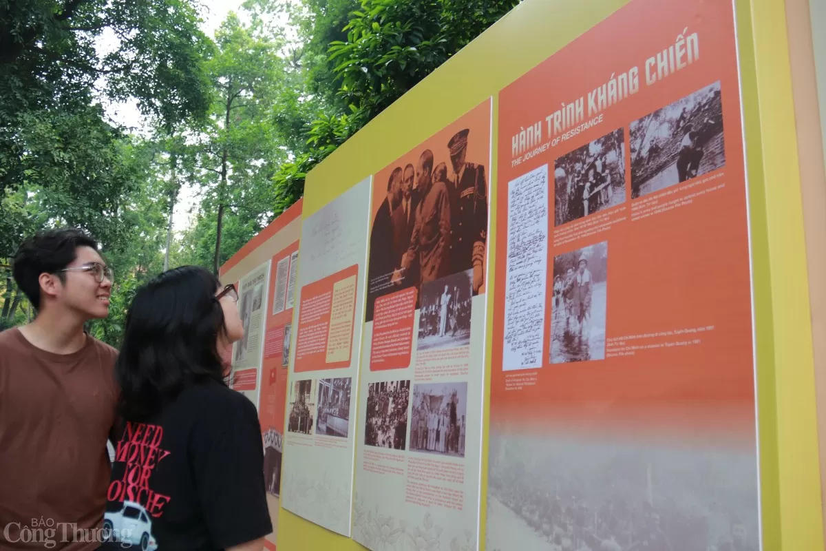 Những hình ảnh về cuộc đời, sự nghiệp của Chủ tịch Hồ Chí Minh gây xúc động mạnh mẽ với nhiều người dân. Ảnh: Hoa Quỳnh Những hình ảnh về cuộc đời, sự nghiệp của Chủ tịch Hồ Chí Minh gây xúc động mạnh mẽ với nhiều người dân. Ảnh: Hoa Quỳnh