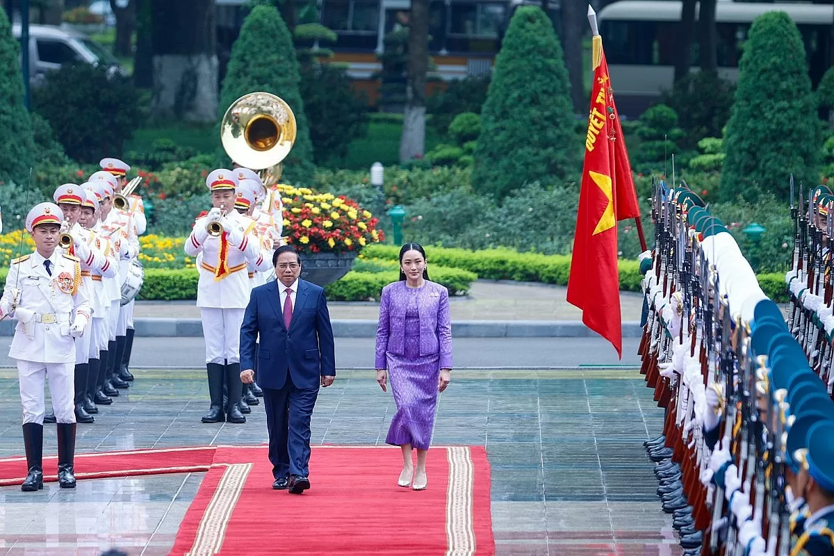 Thủ tướng Phạm Minh Chính và Thủ tướng Paetongtarn Shinawatra duyệt Đội Danh dự Quân đội nhân dân Việt Nam - Ảnh: VGP/Nhật Bắc