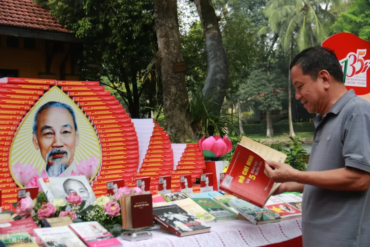 Giới thiệu 300 tư liệu quý về Chủ tịch Hồ Chí Minh Giới thiệu 300 tư liệu quý về Chủ tịch Hồ Chí Minh