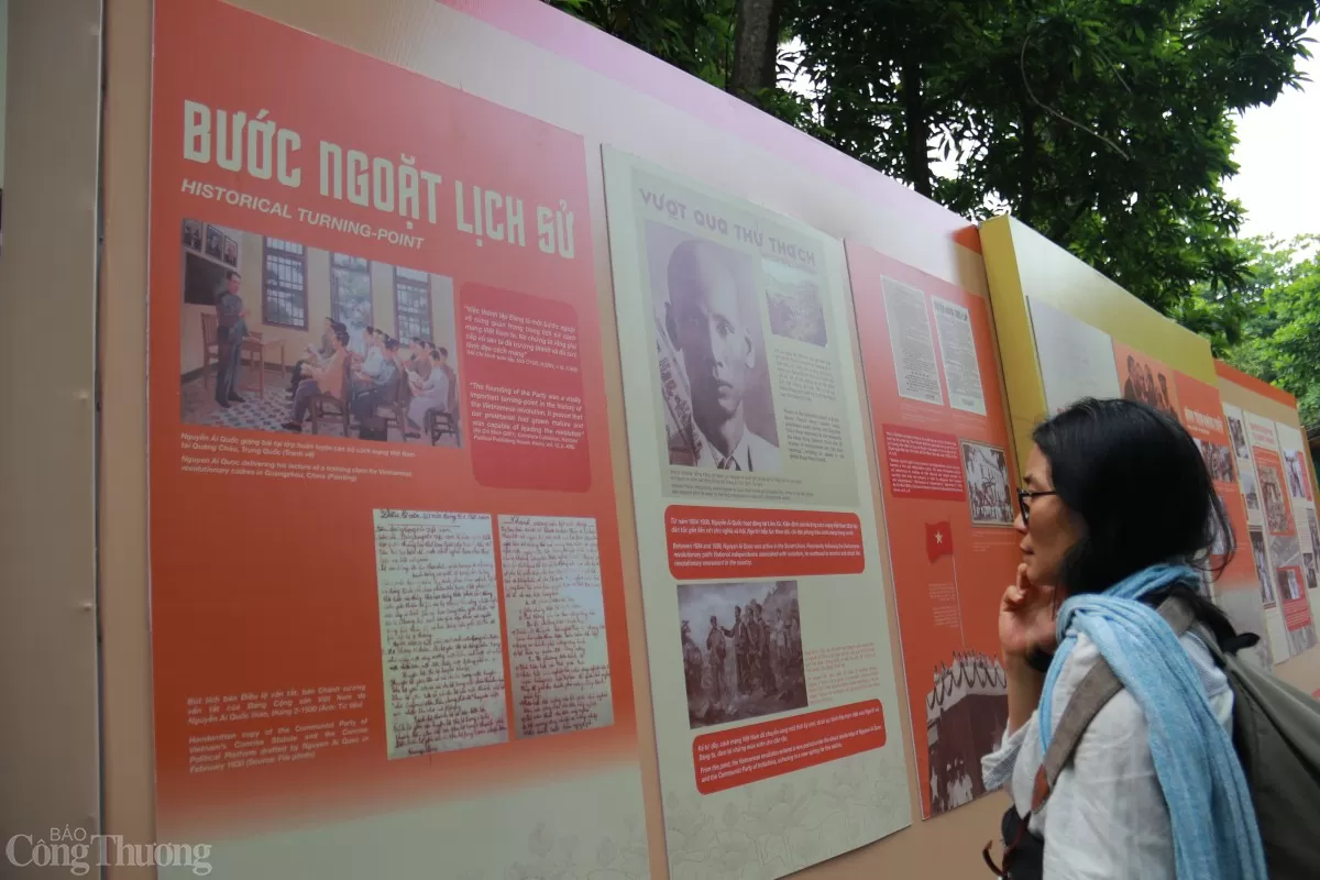 Người dân tìm hiểu về Chủ tịch Hồ Chí Minh. Ảnh: Hoa Quỳnh Người dân tìm hiểu về Chủ tịch Hồ Chí Minh. Ảnh: Hoa Quỳnh