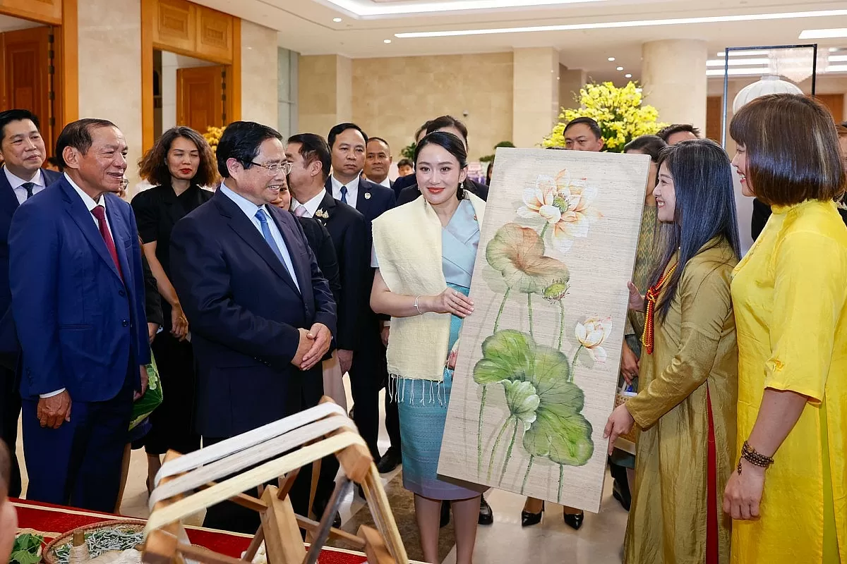 Thủ tướng Phạm Minh Chính và Thủ tướng Paetongtarn Shinawatra tham quan triển lãm các sản phẩm thủ công mỹ nghệ đặc sắc của Việt Nam - Ảnh: VGP/Nhật Bắc