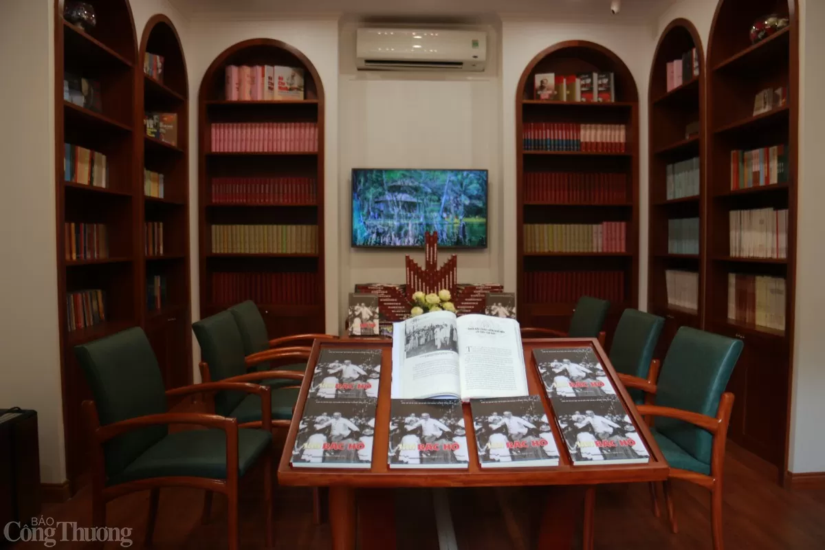 Giới thiệu 300 tư liệu quý về Chủ tịch Hồ Chí Minh Giới thiệu 300 tư liệu quý về Chủ tịch Hồ Chí Minh