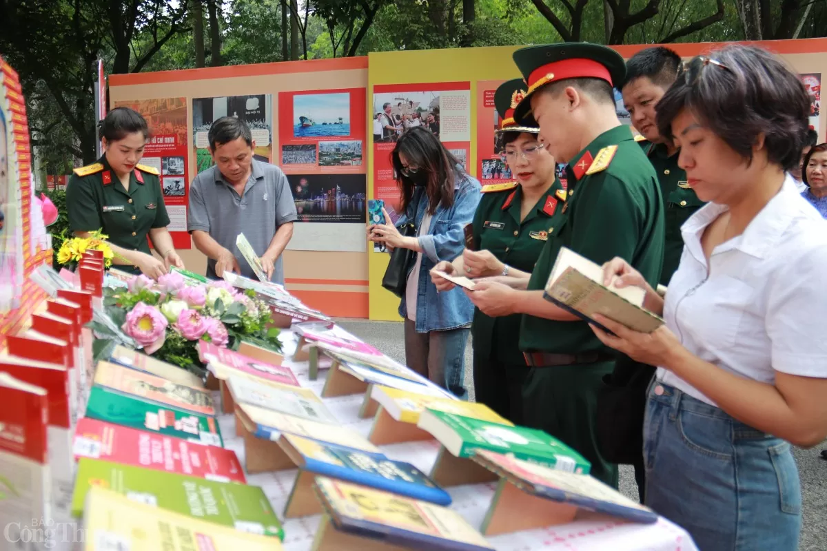 Người dân tìm hiểu sách về Chủ tịch Hồ Chí Minh Người dân tìm hiểu sách về Chủ tịch Hồ Chí Minh