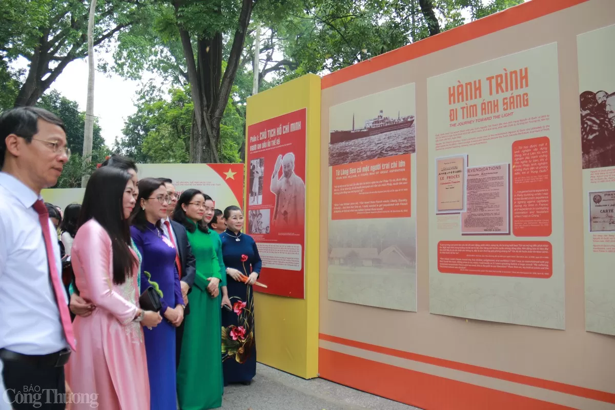 Triển lãm: “Chủ tịch Hồ Chí Minh – Tinh hoa dân tộc, Tầm vóc thời đại” tổ chức tại Khu Di tích Chủ tịch Hồ Chí Minh tại Phủ Chủ tịch. Ảnh Hoa Quỳnh Triển lãm: “Chủ tịch Hồ Chí Minh – Tinh hoa dân tộc, Tầm vóc thời đại” tổ chức tại Khu Di tích Chủ tịch Hồ Chí Minh tại Phủ Chủ tịch. Ảnh Hoa Quỳnh