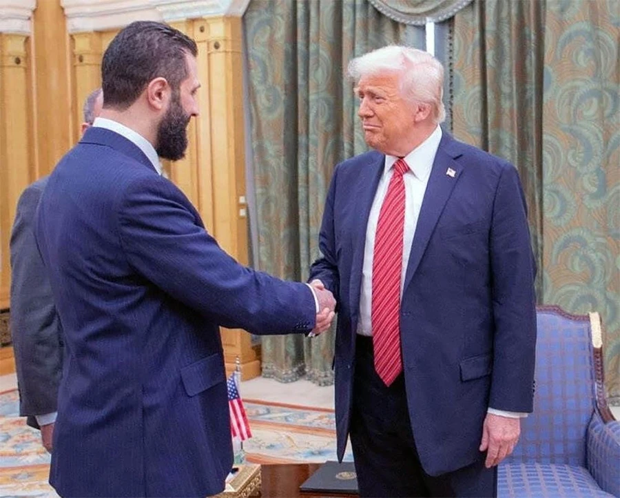 Cuộc gặp lịch sử giữa Tổng thống Mỹ Donald Trump và nhà lãnh đạo Syria al-Sharaa sau khi Mỹ tuyên bố dỡ bỏ lệnh trừng phạt Syria.