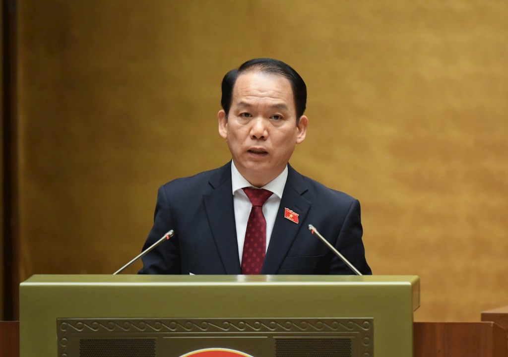 Chủ nhiệm Ủy ban Pháp luật và Tư pháp của Quốc hội Hoàng Thanh Tùng trình bày Báo cáo thẩm tra dự án Bộ luật Hình sự (sửa đổi). Chủ nhiệm Ủy ban Pháp luật và Tư pháp của Quốc hội Hoàng Thanh Tùng trình bày Báo cáo thẩm tra dự án Bộ luật Hình sự (sửa đổi).