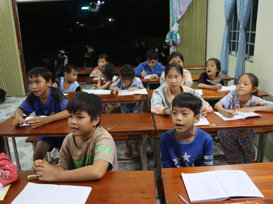 Trẻ em đang theo học tại lớp học tình thương phường 7, TP Bạc Liêu.