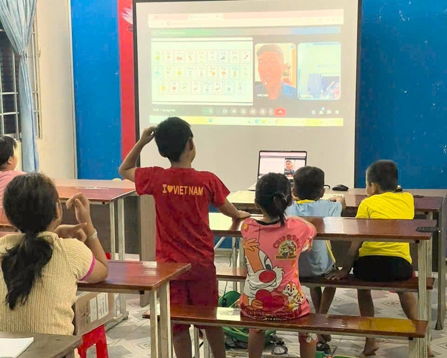 Học sinh hào hứng phát biểu trong quá trình học. lop-hoc-tinh-thuong-1.jpg