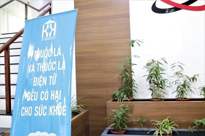 Khẩu hiệu tuyên truyền về tác hại của thuốc lá được treo tại sảnh chờ của Bệnh viện Ung bướu Hà Nội. Ảnh: Sở Y tế