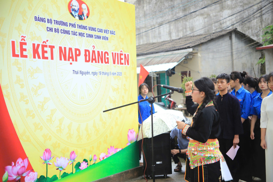 hoc-sinh-truong-pho-thong-vung-cao-viet-bac-duoc-ket-nap-dang.jpg