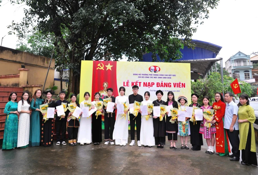 14 học sinh ưu tú của trường Phổ thông Vùng cao Việt Bắc vinh dự được kết nạp Đảng.
