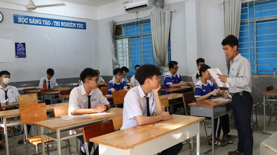 Học sinh tham dự kỳ thi thử tốt nghiệp tại Trường THPT Phú Nhuận.