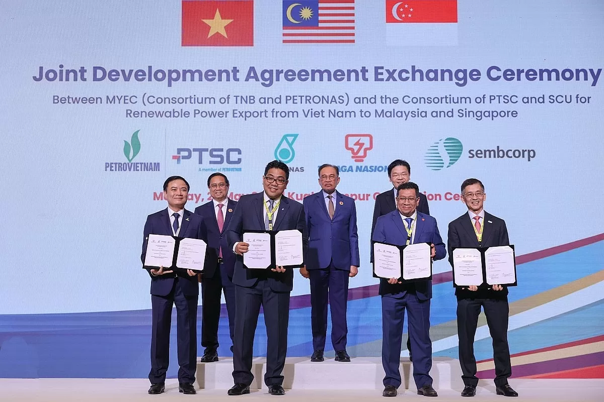 Thủ tướng Phạm Minh Chính cùng Thủ tướng Malaysia Anwar Ibrahim và Thủ tướng Singapore Lawrence Wong chứng kiến lễ trao thoả thuận hợp tác phát triển giữa các tập đoàn năng lượng hàng đầu của 3 nước về xuất khẩu điện tái tạo từ Việt Nam sang Malaysia và Singapore - Ảnh: VGP/Nhật Bắc Thủ tướng Phạm Minh Chính cùng Thủ tướng Malaysia Anwar Ibrahim và Thủ tướng Singapore Lawrence Wong chứng kiến lễ trao thoả thuận hợp tác phát triển giữa các tập đoàn năng lượng hàng đầu của 3 nước về xuất khẩu điện tái tạo từ Việt Nam sang Malaysia và Singapore - Ảnh: VGP/Nhật Bắc