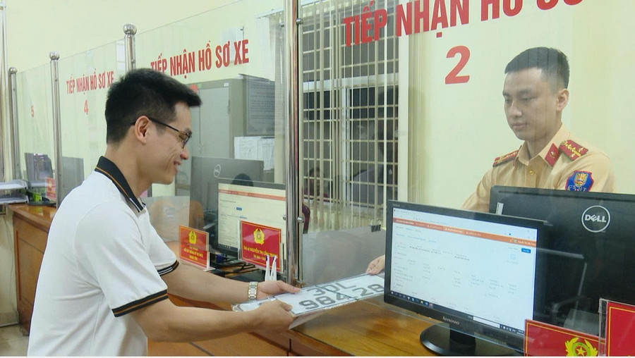 Chuyển đổi số trong đăng ký, quản lý phương tiện giao thông trực tuyến thuận tiện và hiệu quả hơn. 32.jpg