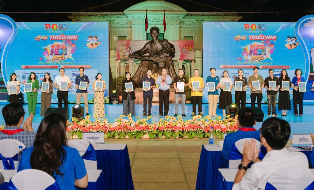 Các đại biểu Thành đoàn TP Hồ Chí Minh dự lễ khai mạc lễ hội
