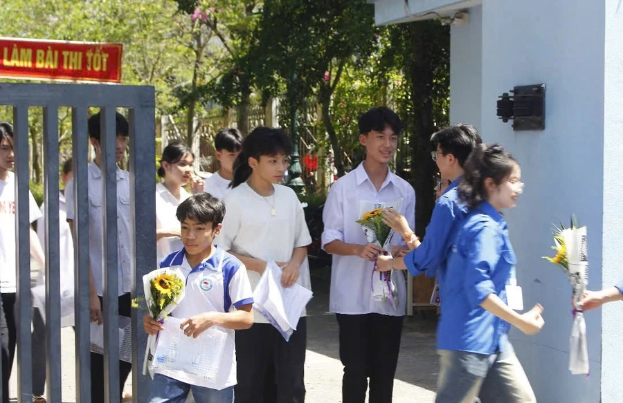 Những thí sinh đầu tiên hoàn thành bài thi tại Hội đồng coi thi Trường THPT chuyên Thái Bình.