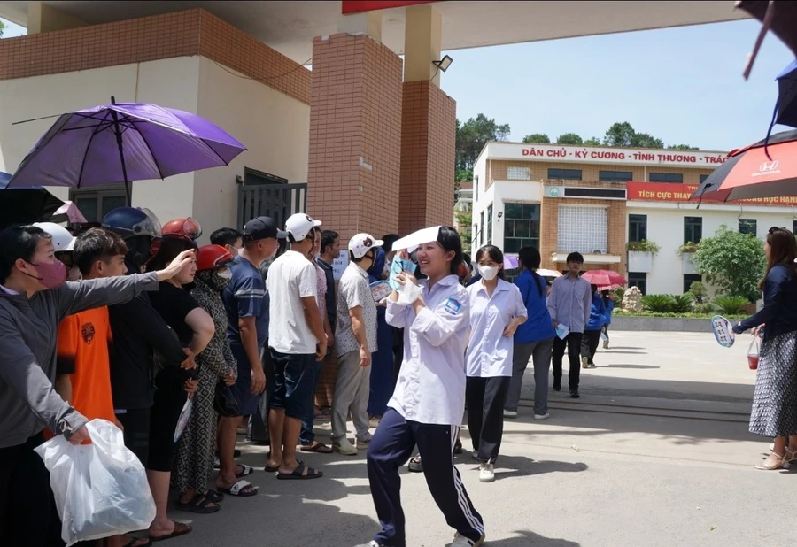 Thí sinh Yên Bái phấn khởi khi kết thúc môn thi Ngữ văn.