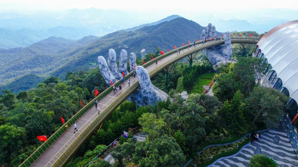 Cầu Vàng - một kiệt tác kiến trúc độc đáo nổi tiếng thế giới trên đỉnh Bà Nà