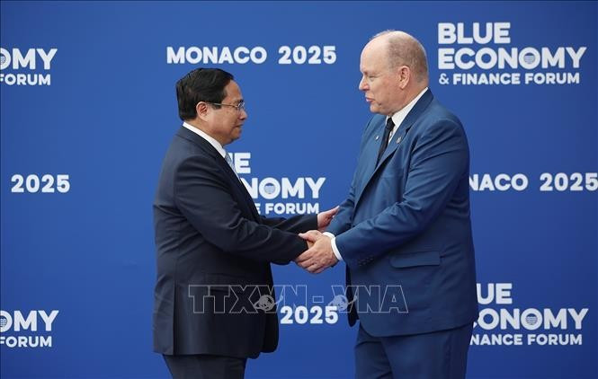 Hoàng thân Monaco Albert II đón Thủ tướng Phạm Minh Chính tham dự Hội nghị Đại dương của Liên hợp quốc lần thứ 3. Ảnh: Dương Giang/TTXVN.