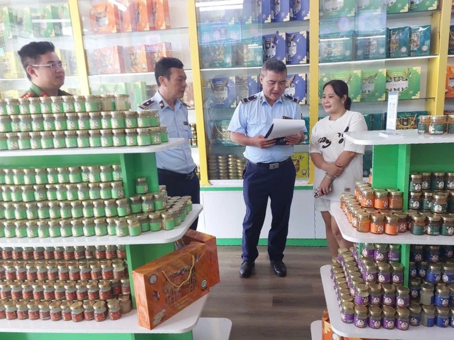 Lực lượng chức năng tỉnh Phú Thọ kiểm tra tại Công ty TNHH Yến sào Tuấn Dương & TKT (ảnh QLTT tỉnh Phú Thọ).