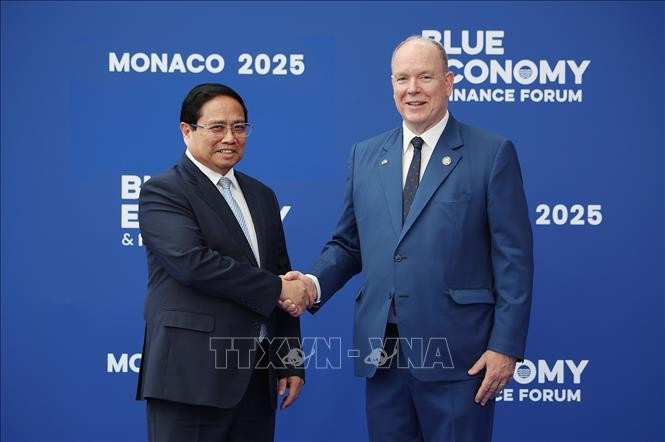 Hoàng thân Monaco Albert II đón Thủ tướng Phạm Minh Chính tham dự Hội nghị Đại dương của Liên hợp quốc lần thứ 3. Ảnh: Dương Giang/TTXVN.
