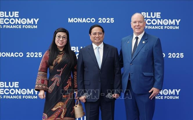 Hoàng thân Monaco Albert II đón Thủ tướng Phạm Minh Chính và Phu nhân tham dự Hội nghị Đại dương của Liên hợp quốc lần thứ 3. Ảnh: Dương Giang/TTXVN.