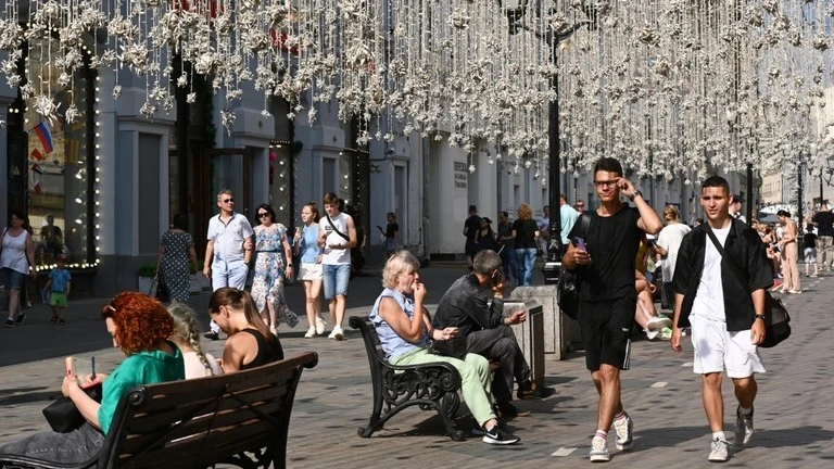 Mọi người đi dạo trên đường phố Moscow, Nga.