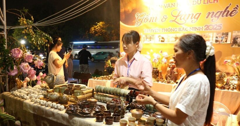 Trưng bày sản phẩm gốm tại tuần lễ. Ảnh: Đức Chung