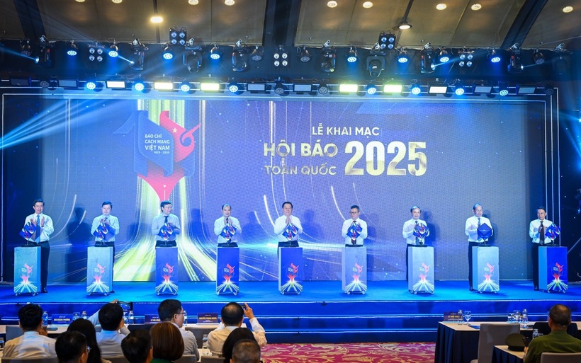 Các đại biểu thực hiện nghi thức khai mạc Hội Báo toàn quốc năm 2025