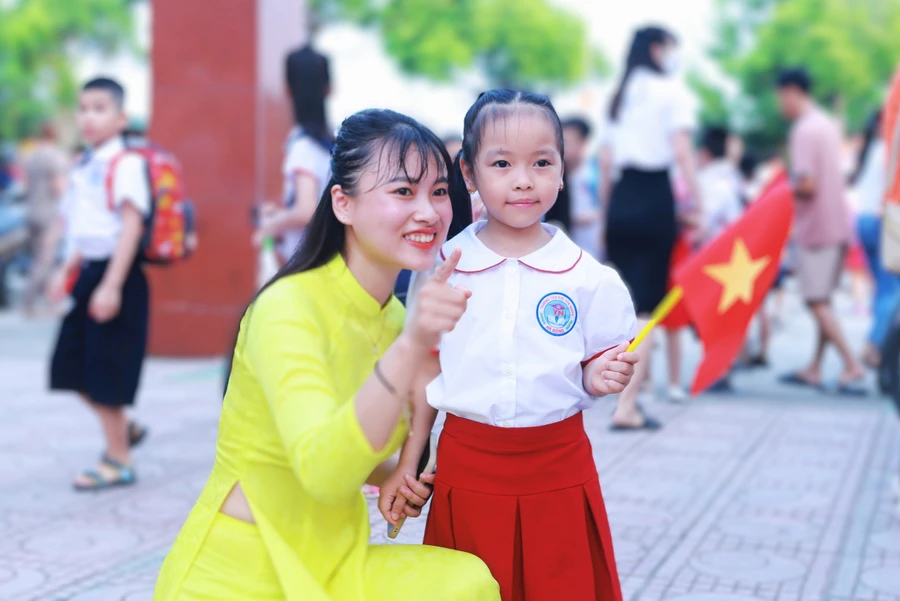 Giáo viên Trường Tiểu học Yên Nghĩa (Hà Đông, Hà Nội) chào đón học sinh vào lớp 1 năm học 2024 - 2025. Ảnh minh họa: Đình Tuệ