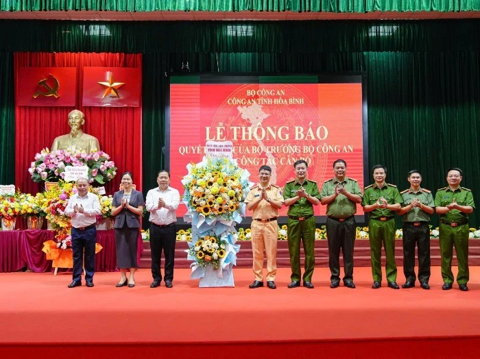 Lãnh đạo tỉnh Hòa Bình chúc mừng Đại tá Đỗ Thanh Bình, tân Cục trưởng Cục Cảnh sát giao thông.