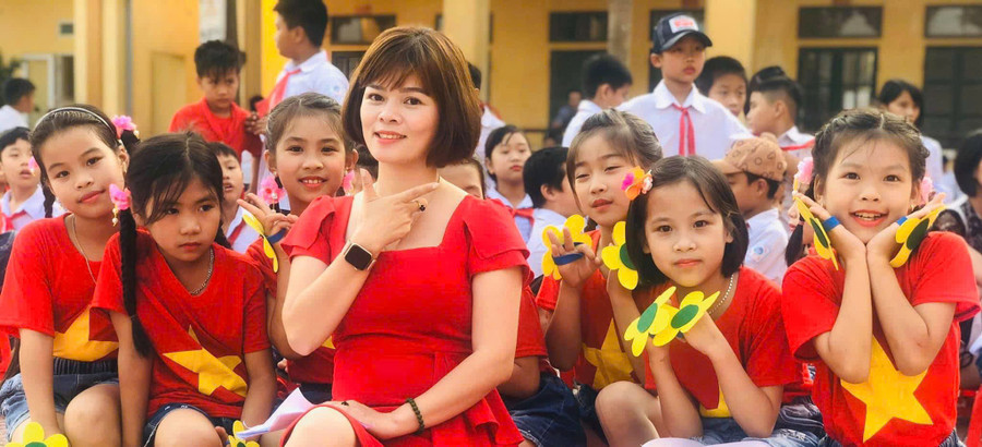 Cô Lê Thị Thanh Huyền và học trò Trường Tiểu học Châu Sơn (Ba Vì, Hà Nội). Ảnh: Đình Tuệ can-nhac-de-on-dinh-doi-ngu-1.jpg