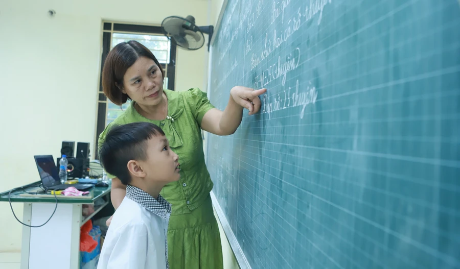 Cô trò Trường Tiểu học Nam Phương Tiến A (Chương Mỹ, Hà Nội) trong một giờ học Toán. Ảnh minh họa: Đình Tuệ
