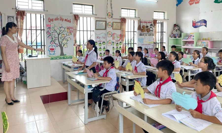 Sáng 16/6, Quốc hội biểu quyết thông qua Luật Nhà giáo. Luật không cấm dạy thêm, chỉ quy định nhà giáo không được ép buộc người học tham gia học thêm dưới mọi hình thức.