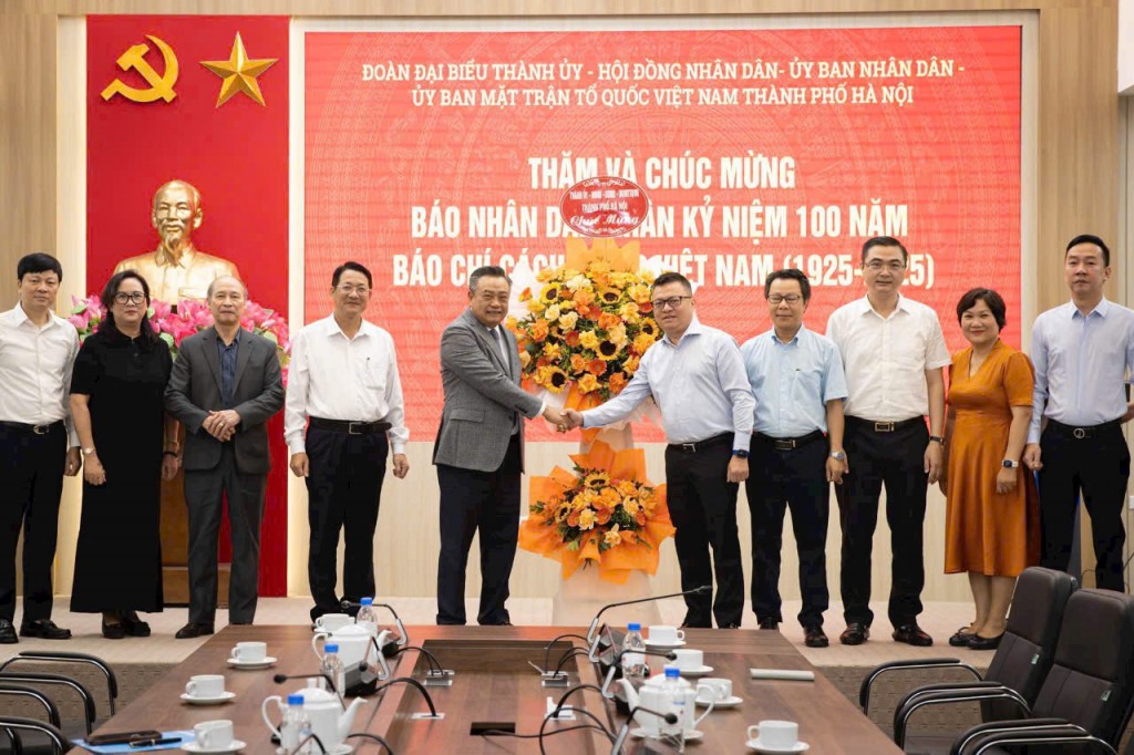 Chủ tịch UBND thành phố Hà Nội Trần Sỹ Thanh đến thăm, chúc mừng Báo Nhân Dân