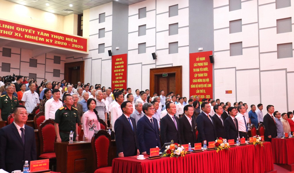 Các đại biểu thực hiện nghi thức chào cờ Các đại biểu thực hiện nghi thức chào cờ