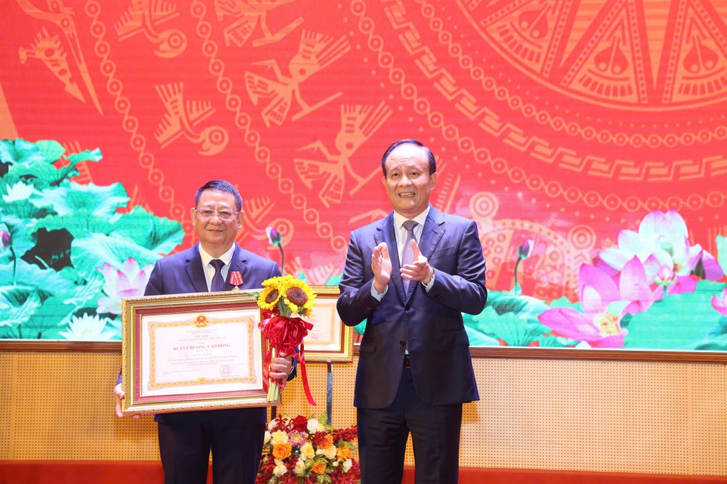 Chủ tịch UBND huyện Mê Linh Hoàng Anh Tuấn vinh dự được Chủ tịch nước tặng Huân chương lao động hạng Nhì Chủ tịch UBND huyện Mê Linh Hoàng Anh Tuấn vinh dự được Chủ tịch nước tặng Huân chương lao động hạng Nhì