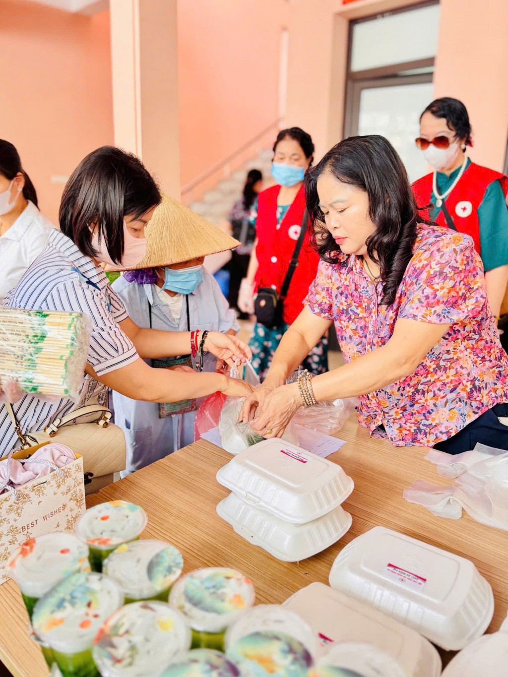 Cán bộ, giáo viên trường Tiểu học Trung Tự tận tay trao các suất cơm dành tặng bệnh nhân có hoàn cảnh khó khăn ở Bệnh viện đa khoa Đống Đa