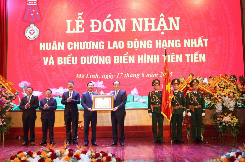 Đồng chí Nguyễn Ngọc Tuấn trao Huân chương lao động hạng Nhất cho Đảng bộ, Chính quyền và Nhân dân huyện Mê Linh Đồng chí Nguyễn Ngọc Tuấn trao Huân chương lao động hạng Nhất cho Đảng bộ, Chính quyền và Nhân dân huyện Mê Linh