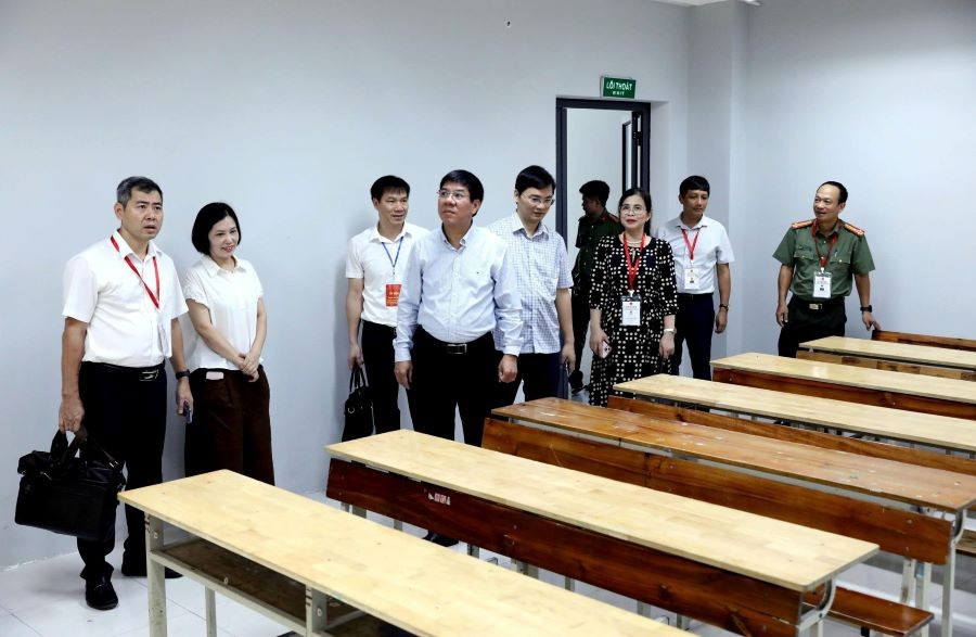 Đoàn kiểm tra số 3 của Bộ GD&ĐT kiểm tra công tác chuẩn bị Kỳ thi tốt nghiệp THPT năm 2025 tại Trường THPT Chuyên Tuyên Quang.